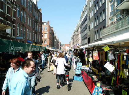 An image of the market with shopping people.